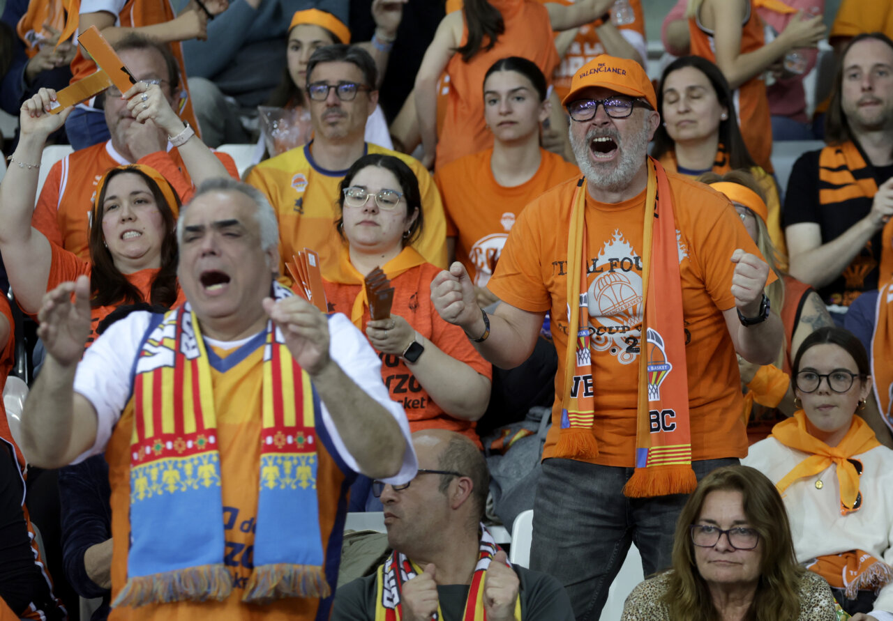 Aficionados del Valencia Basket celebrando la victoria en la Copa de la Reina 2026