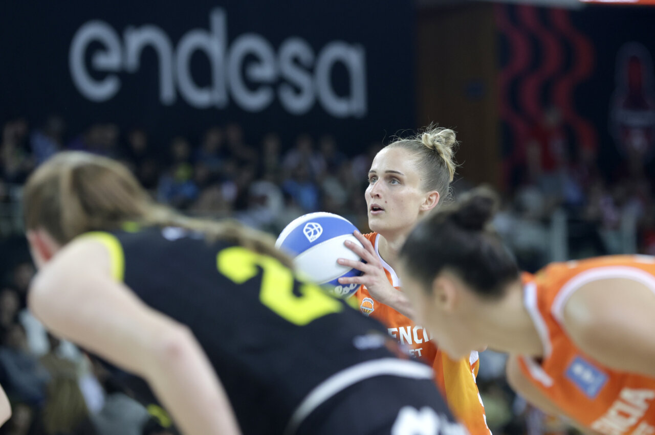 Jugadora del Valencia Basket femenino en acción durante la Copa de la Reina 2026