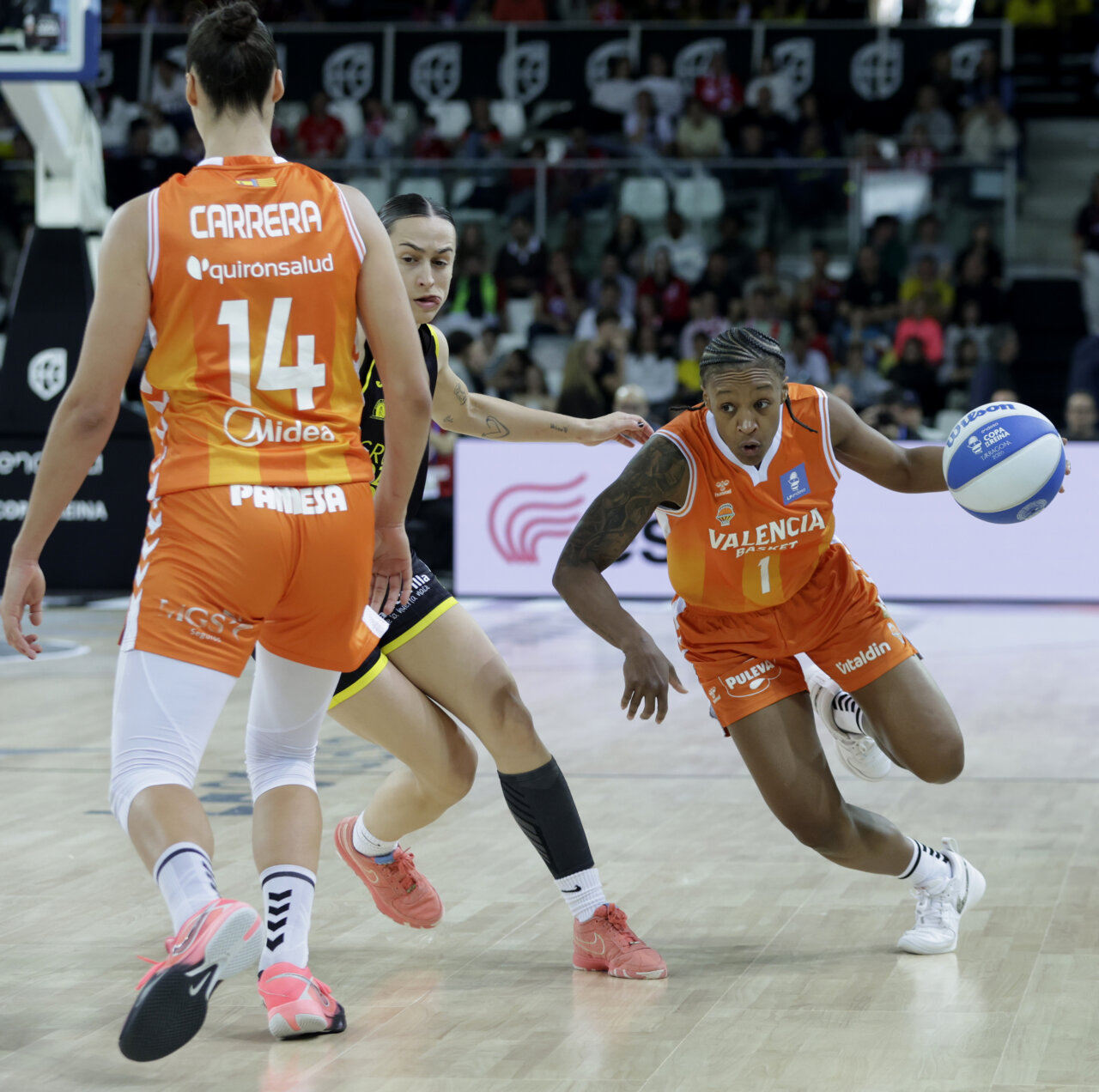 Jugadoras del Valencia Basket femenino en acción durante la Copa de la Reina 2026.