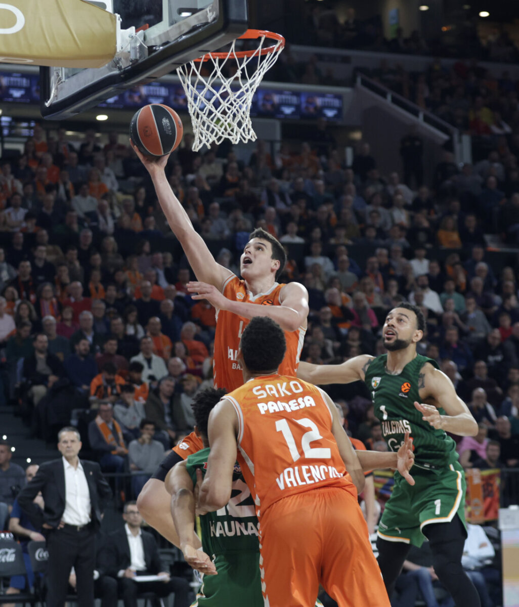 Jugador de Valencia Basket anotando durante el partido contra Zalgiris Kaunas
