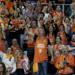 Aficionados del Valencia Basket celebrando la victoria en la Copa de la Reina 2026.