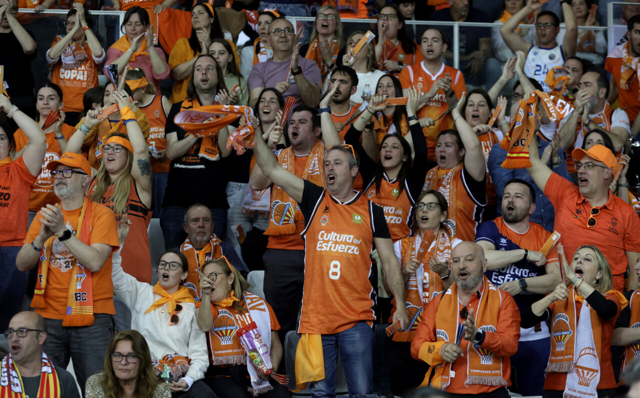 Aficionados del Valencia Basket celebrando la victoria en la Copa de la Reina 2026.