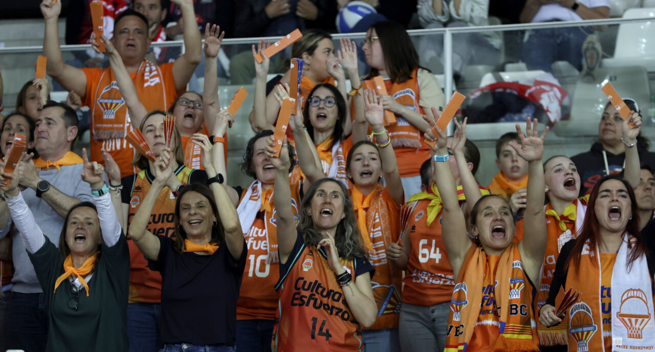 Aficionados del Valencia Basket celebrando la victoria en la Copa de la Reina 2026.