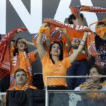 Aficionados del Valencia Basket celebrando la victoria en la Copa de la Reina 2026.