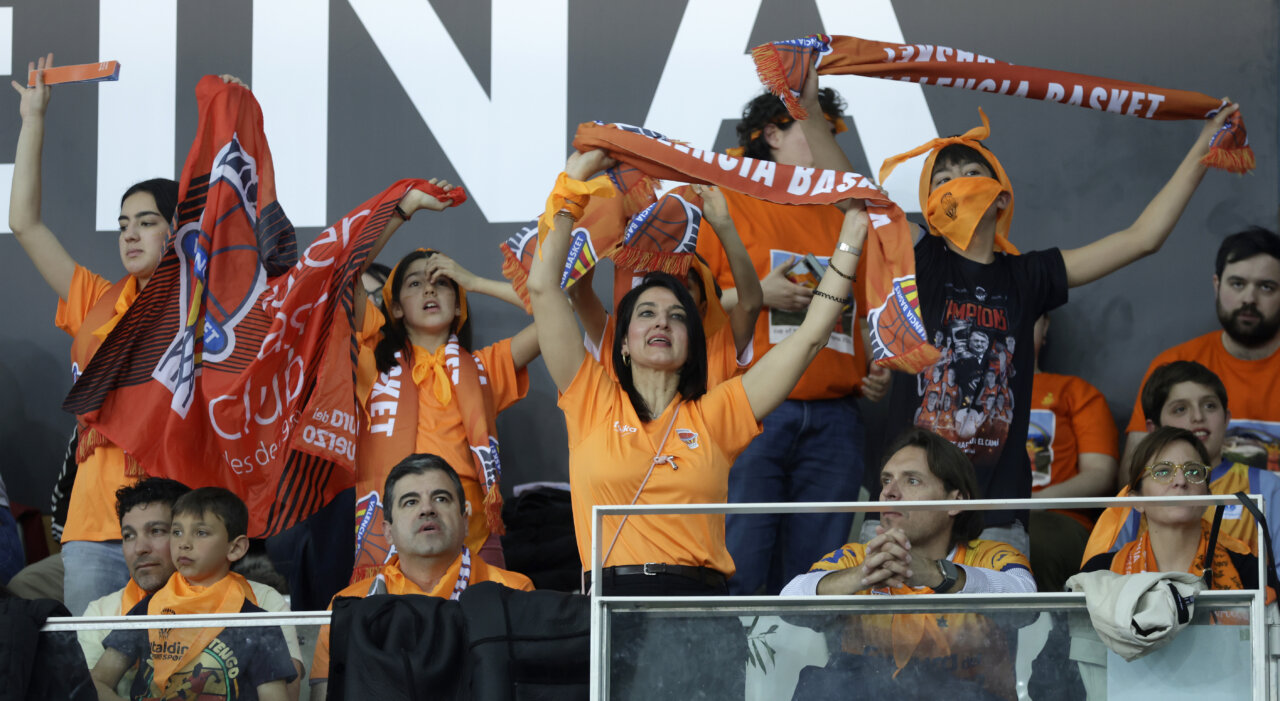 Aficionados del Valencia Basket celebrando la victoria en la Copa de la Reina 2026.