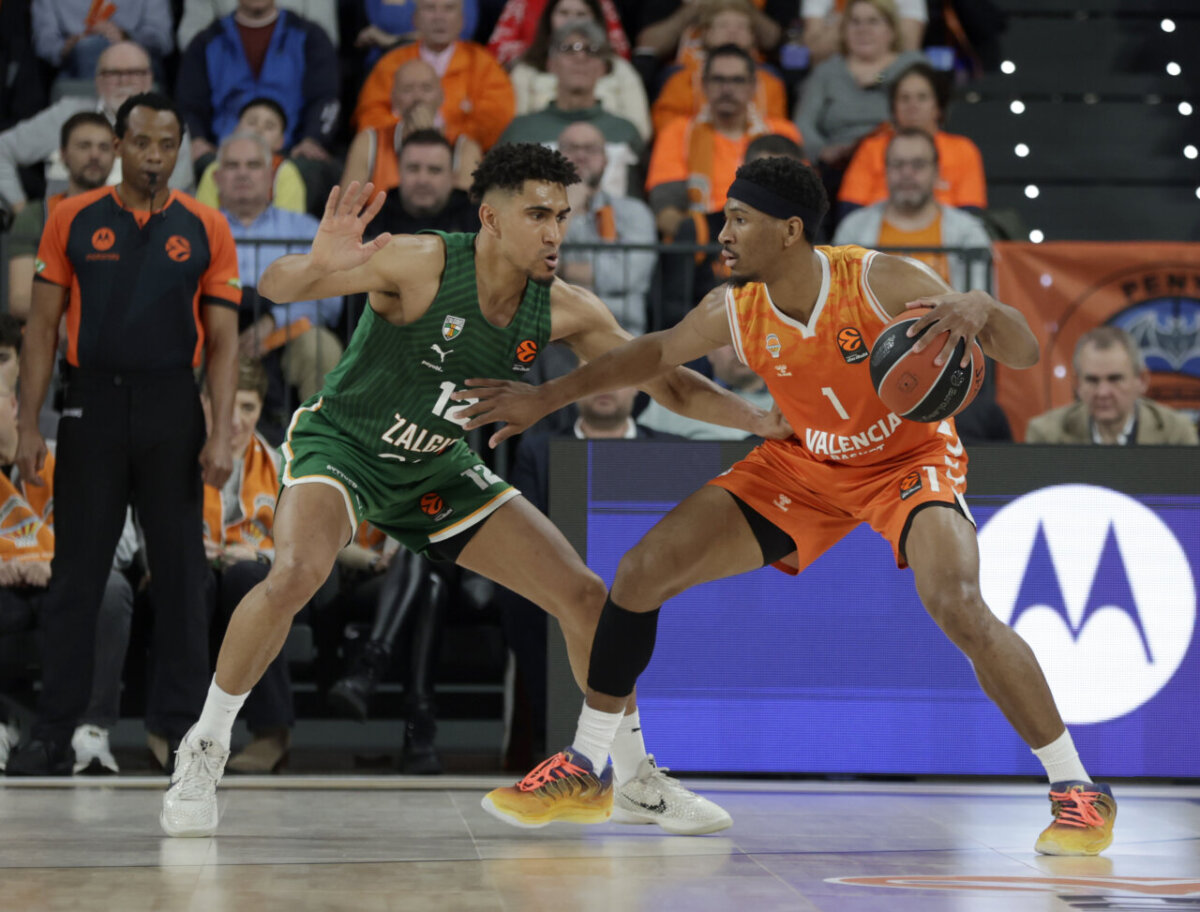 Jugadores de Valencia Basket y Zalgiris compiten en un emocionante partido de baloncesto.
