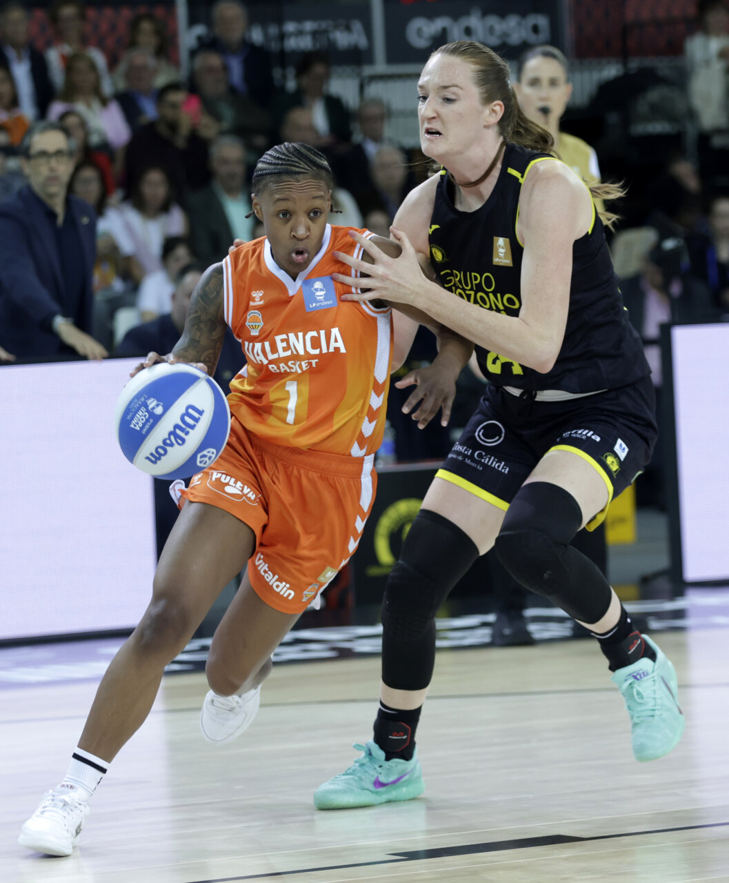 Jugadora del Valencia Basket en acción durante la Copa de la Reina 2026.