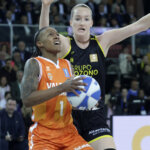 Jugadoras de baloncesto en acción durante la Copa de la Reina 2026