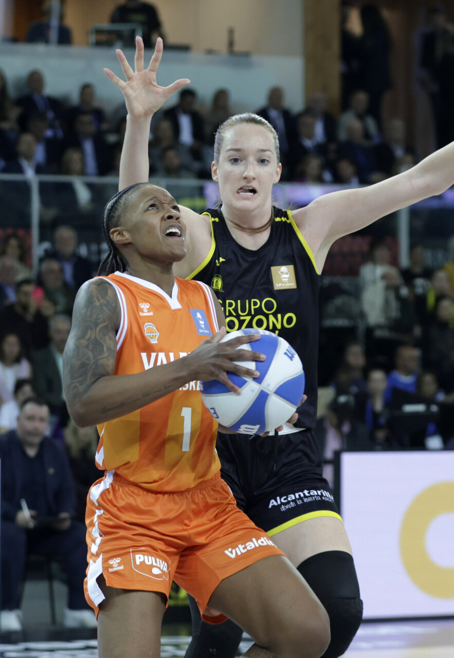 Jugadoras de baloncesto en acción durante la Copa de la Reina 2026