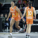 Jugadoras de Valencia Basket celebrando su victoria en la Copa de la Reina 2026