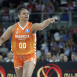 Jugadora de Valencia Basket señalando durante un partido de la Copa de la Reina 2026.