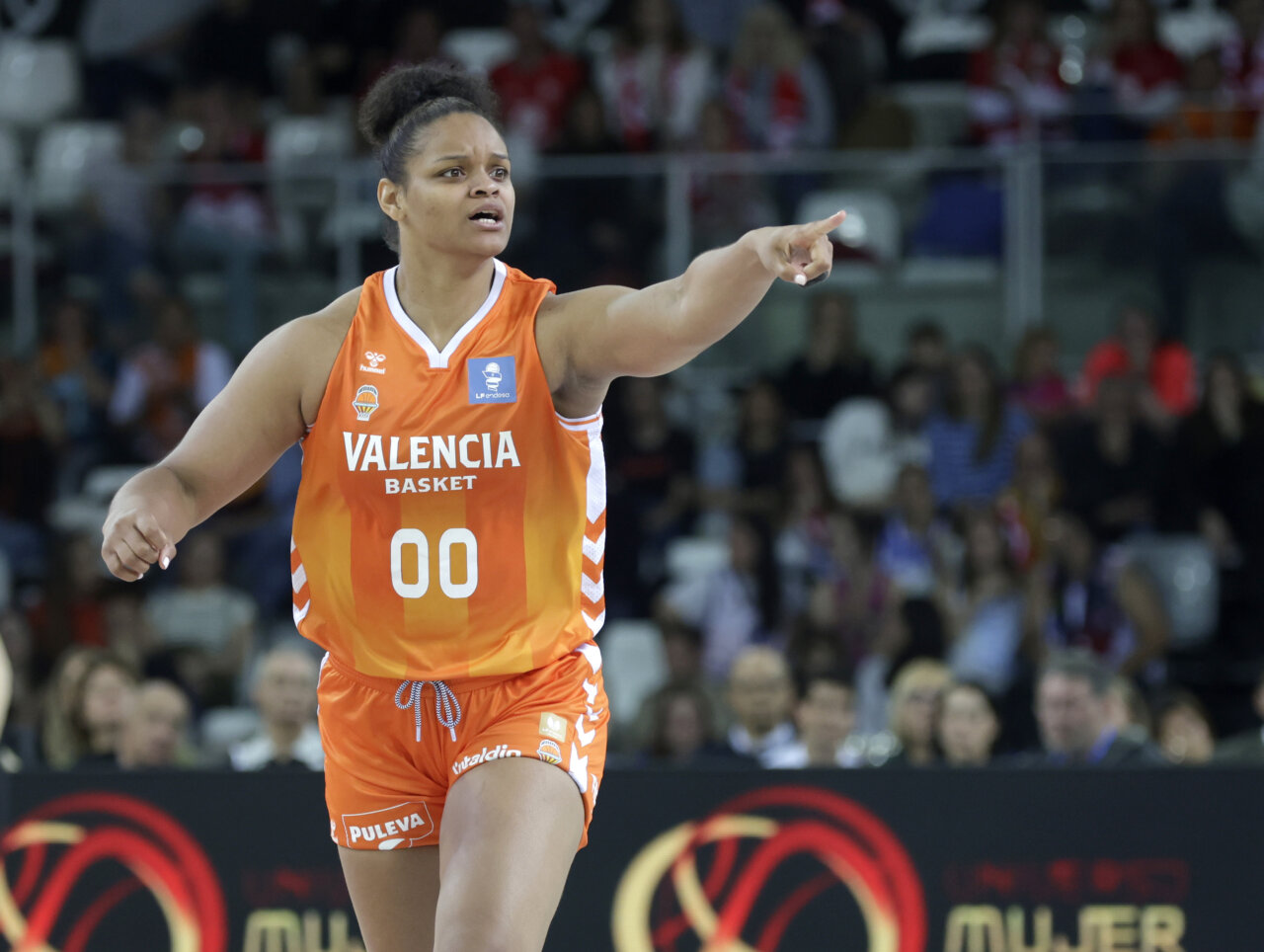 Jugadora de Valencia Basket señalando durante un partido de la Copa de la Reina 2026.