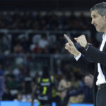 El entrenador del Valencia Basket femenino dirigiendo el partido en la Copa de la Reina 2026.