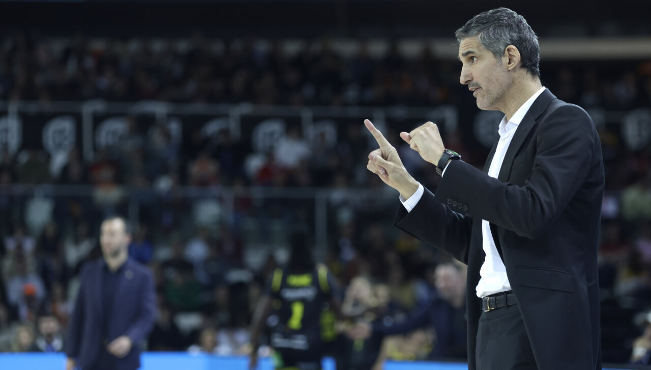 Entrenador de Valencia Basket femenino durante un partido de la Copa de la Reina 2026