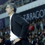 Entrenador del Valencia Basket femenino durante un partido de la Copa de la Reina 2026