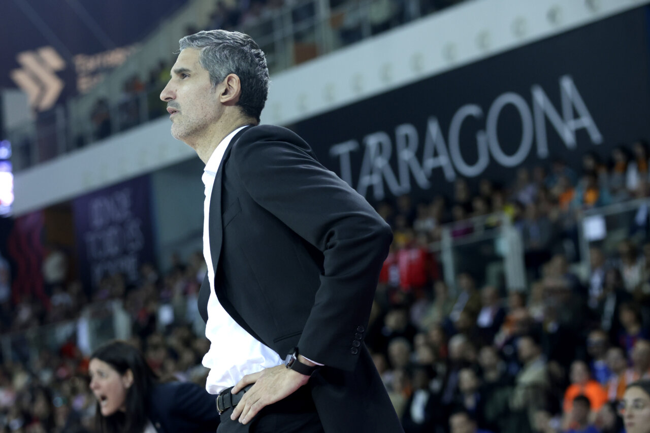 Entrenador del Valencia Basket femenino durante un partido de la Copa de la Reina 2026