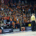 Aficionados del Valencia Basket celebran la victoria en la Copa de la Reina 2026.