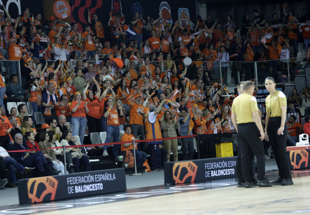Aficionados del Valencia Basket celebran la victoria en la Copa de la Reina 2026.