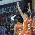 Jugadoras del Valencia Basket femenino celebran su victoria en la Copa de la Reina 2026