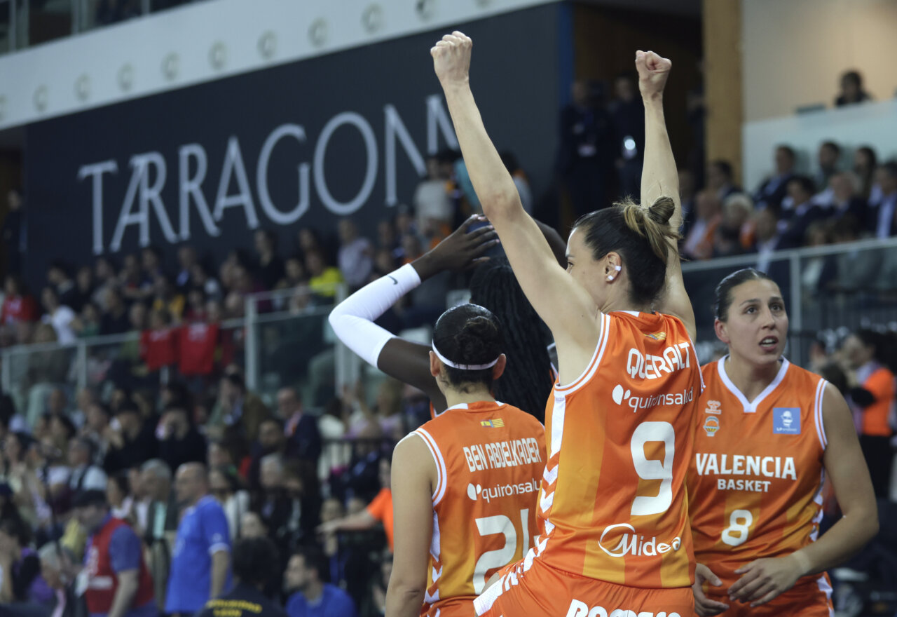 Jugadoras del Valencia Basket femenino celebran su victoria en la Copa de la Reina 2026