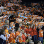 Aficionados de Valencia Basket celebrando con bufandas en un partido