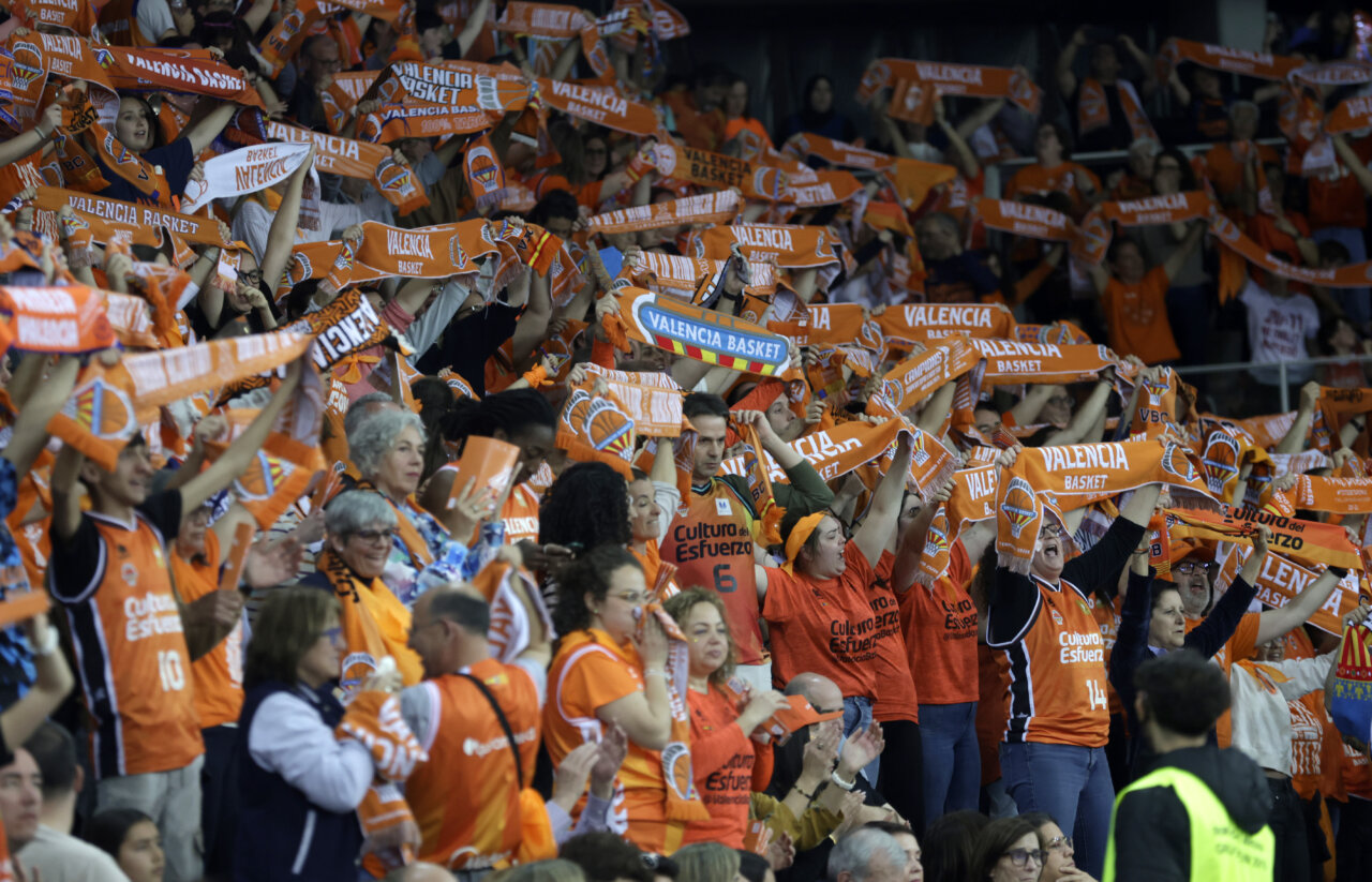 Aficionados de Valencia Basket celebrando con bufandas en un partido
