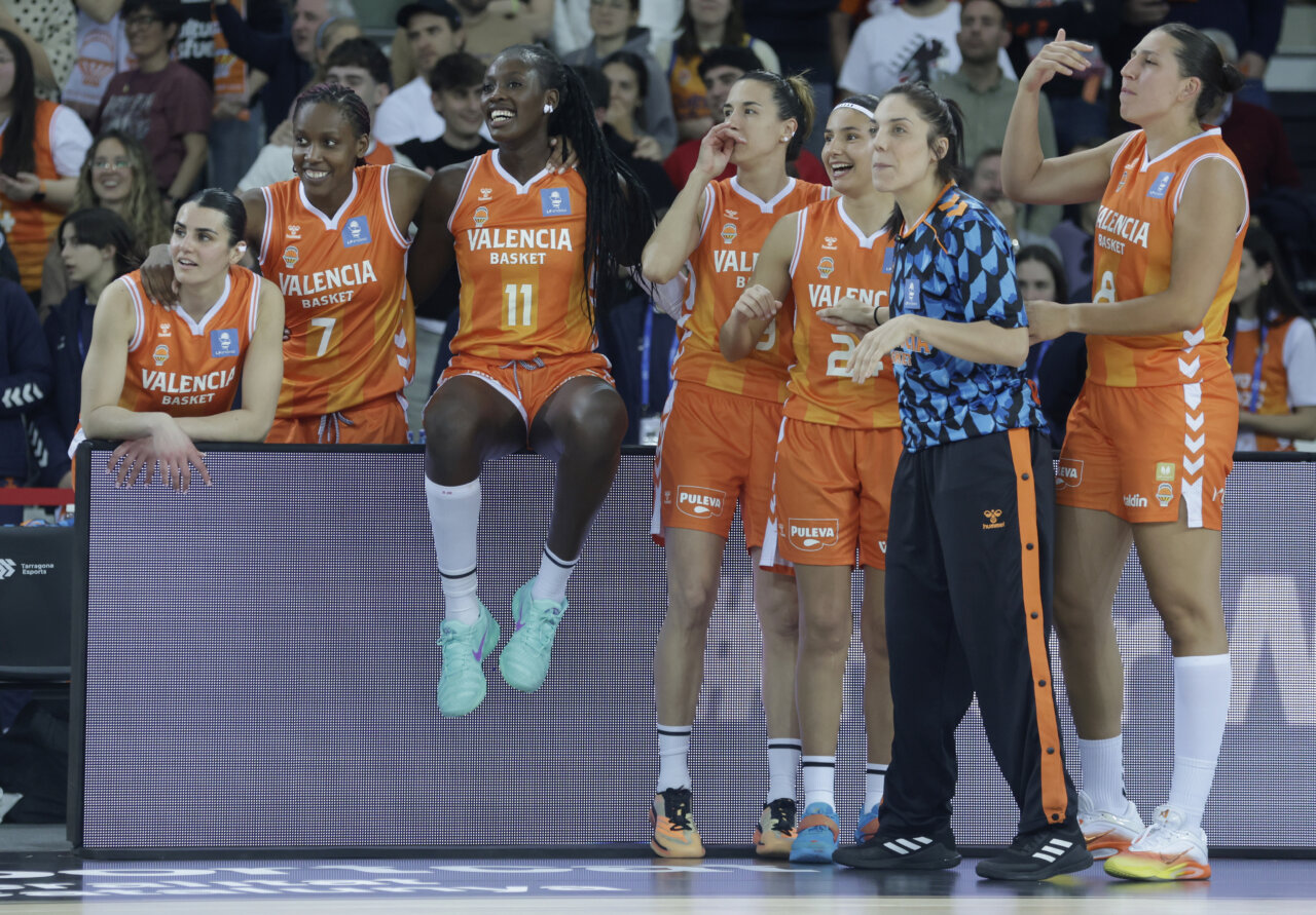 Jugadoras del Valencia Basket femenino celebrando su victoria en la Copa de la Reina 2026.