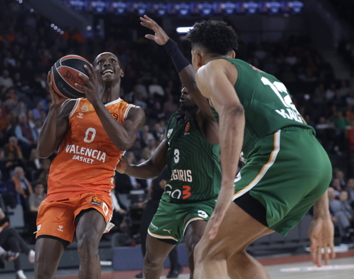 Jugador de Valencia Basket en acción durante el partido contra Zalgiris Kaunas.