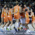 Jugadoras del Valencia Basket celebrando su victoria en la Copa de la Reina 2026.