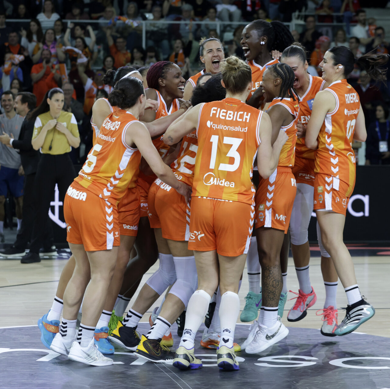 Jugadoras del Valencia Basket femenino celebran su victoria en la Copa de la Reina 2026.