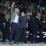 Entrenador levantando el puño en celebración tras la victoria del Valencia Basket femenino