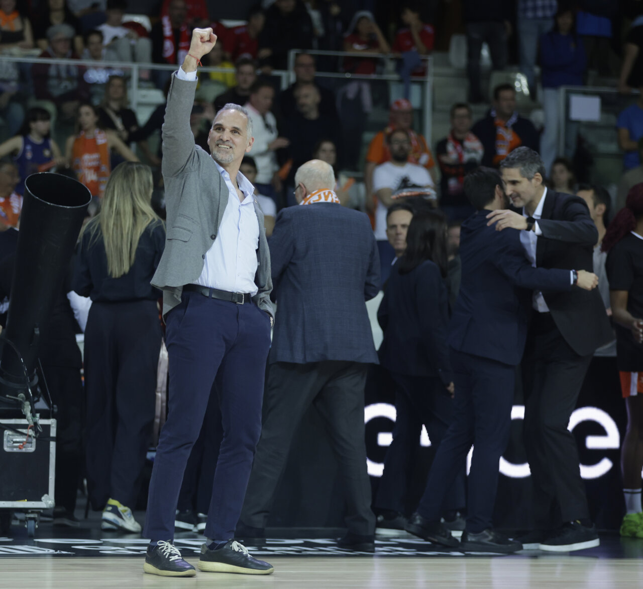 Entrenador levantando el puño en celebración tras la victoria del Valencia Basket femenino
