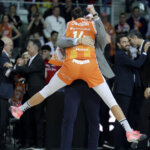 Jugadora de Valencia Basket celebra con un abrazo tras ganar la Copa de la Reina 2026
