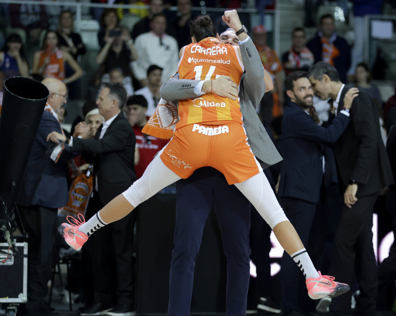 Jugadora de Valencia Basket celebra con un abrazo tras ganar la Copa de la Reina 2026
