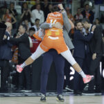 Jugadora de Valencia Basket celebra con un abrazo tras ganar la Copa de la Reina 2026.