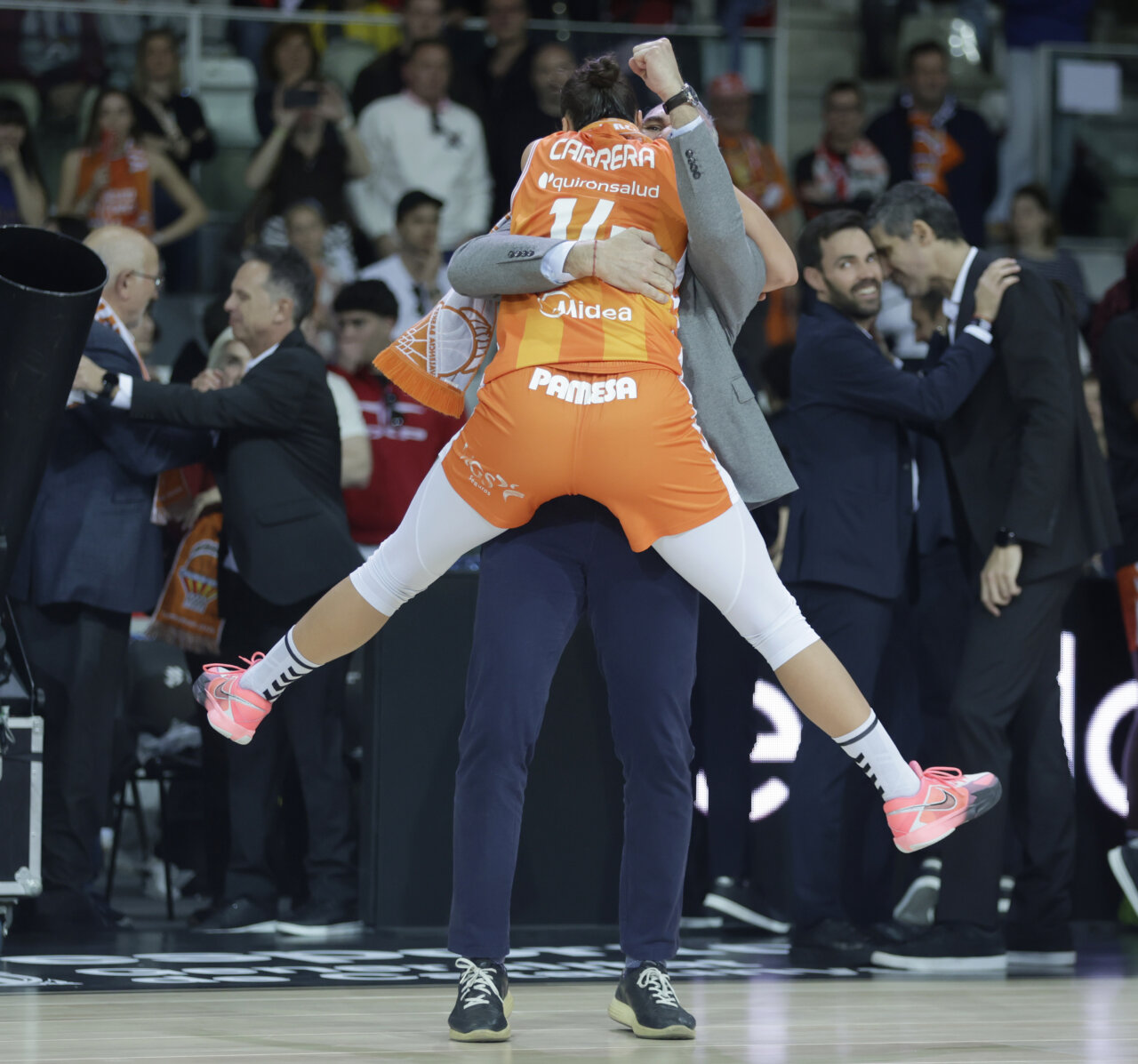 Jugadora de Valencia Basket celebra con un abrazo tras ganar la Copa de la Reina 2026.