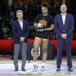 Jugadora del Valencia Basket recibe premio tras ganar la Copa de la Reina 2026.