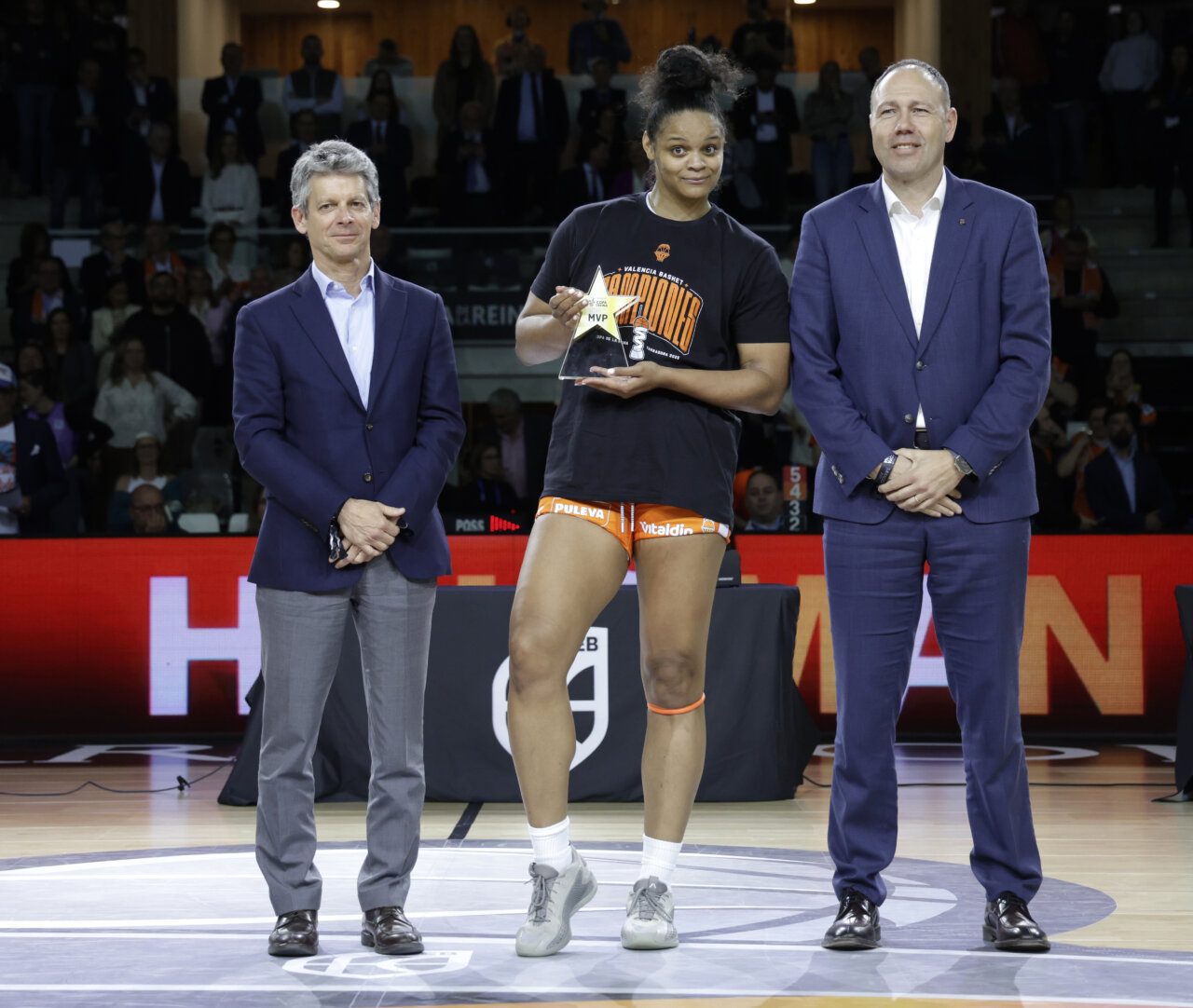 Jugadora del Valencia Basket recibiendo un premio en la Copa de la Reina 2026