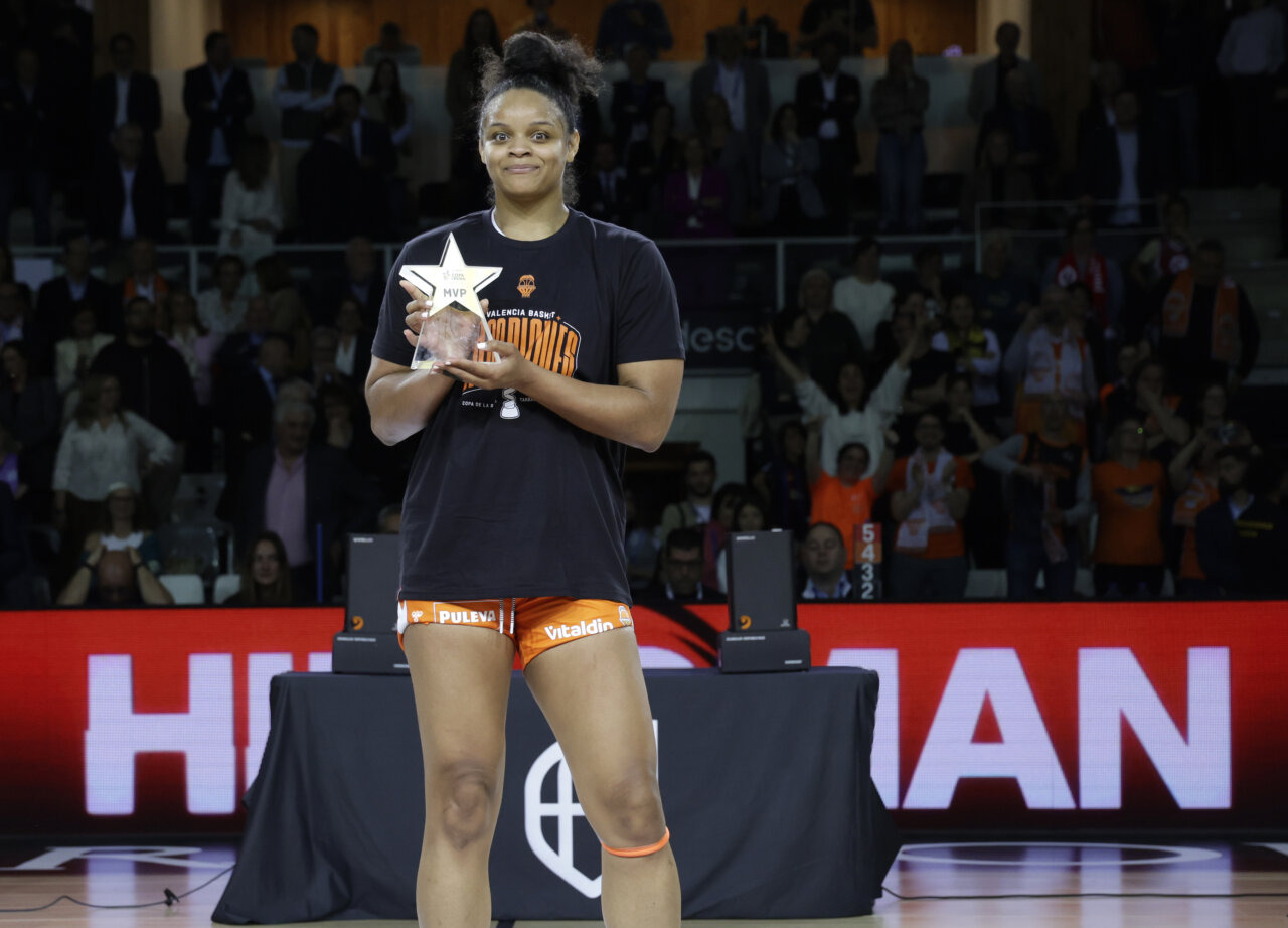 Jugadora de Valencia Basket sosteniendo el trofeo MVP tras la victoria en la Copa de la Reina 2026.