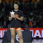 Jugadora de Valencia Basket sosteniendo el trofeo MVP tras ganar la Copa de la Reina 2026