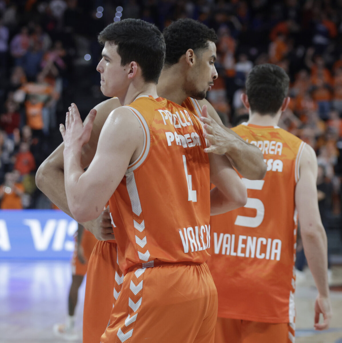 Jugadores de Valencia Basket celebrando una victoria en el Roig Arena.