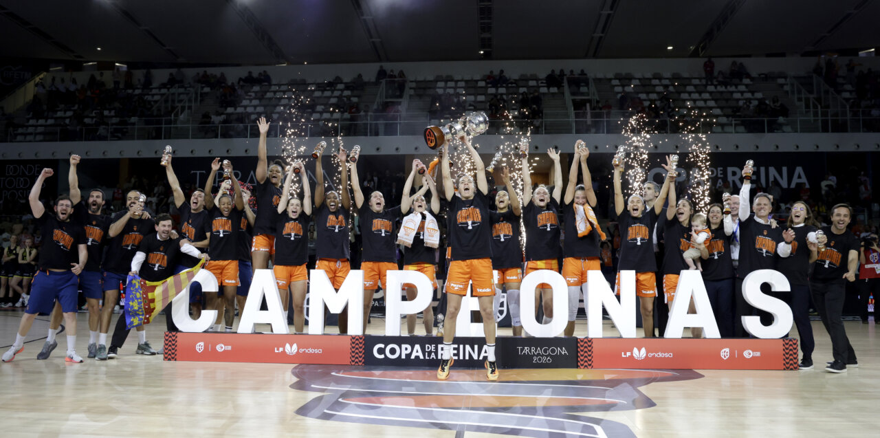 Equipo de Valencia Basket femenino celebrando su victoria en la Copa de la Reina 2026