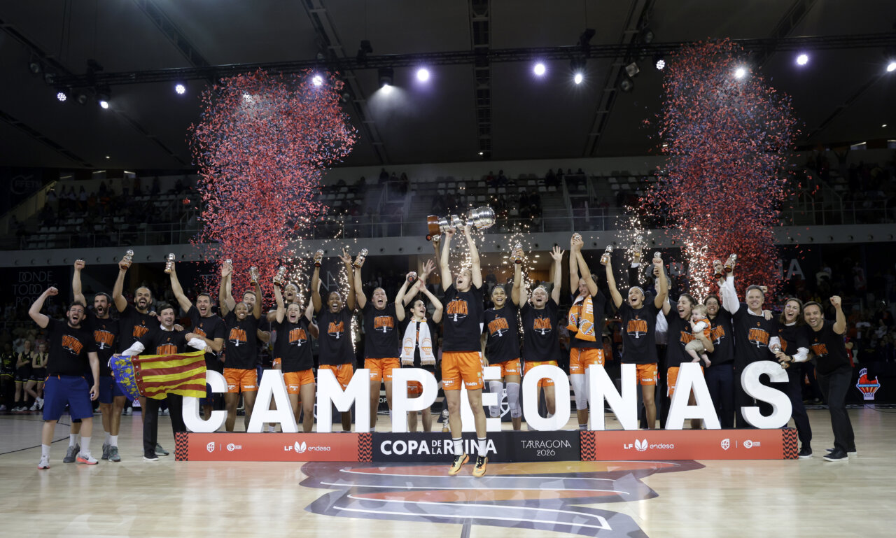 Equipo femenino de Valencia Basket celebrando su victoria en la Copa de la Reina 2026