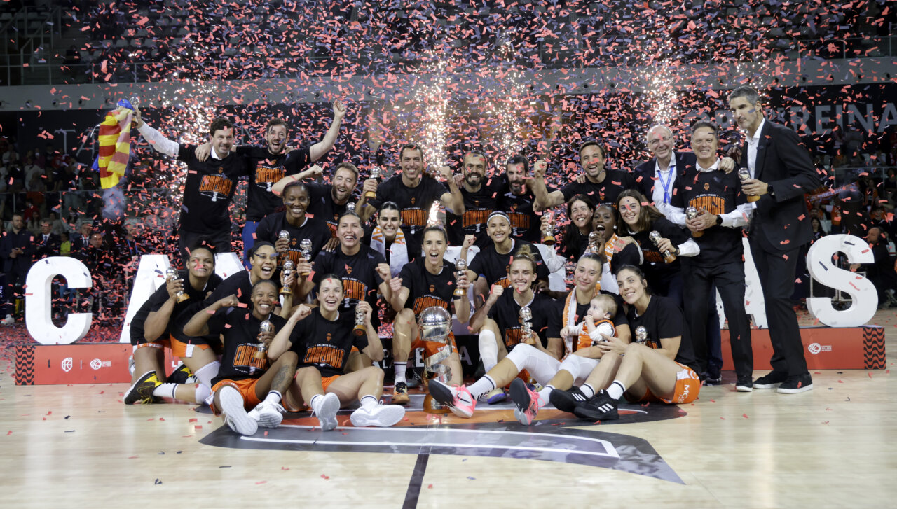 Jugadoras del Valencia Basket femenino celebrando su victoria en la Copa de la Reina 2026