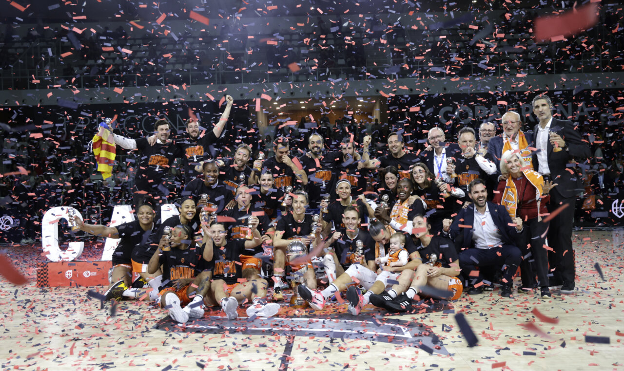 El equipo femenino de Valencia Basket celebra su victoria en la Copa de la Reina 2026 con confeti y trofeos.