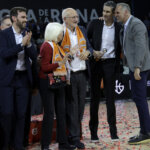 Celebración del equipo femenino de Valencia Basket tras ganar la Copa de la Reina 2026.