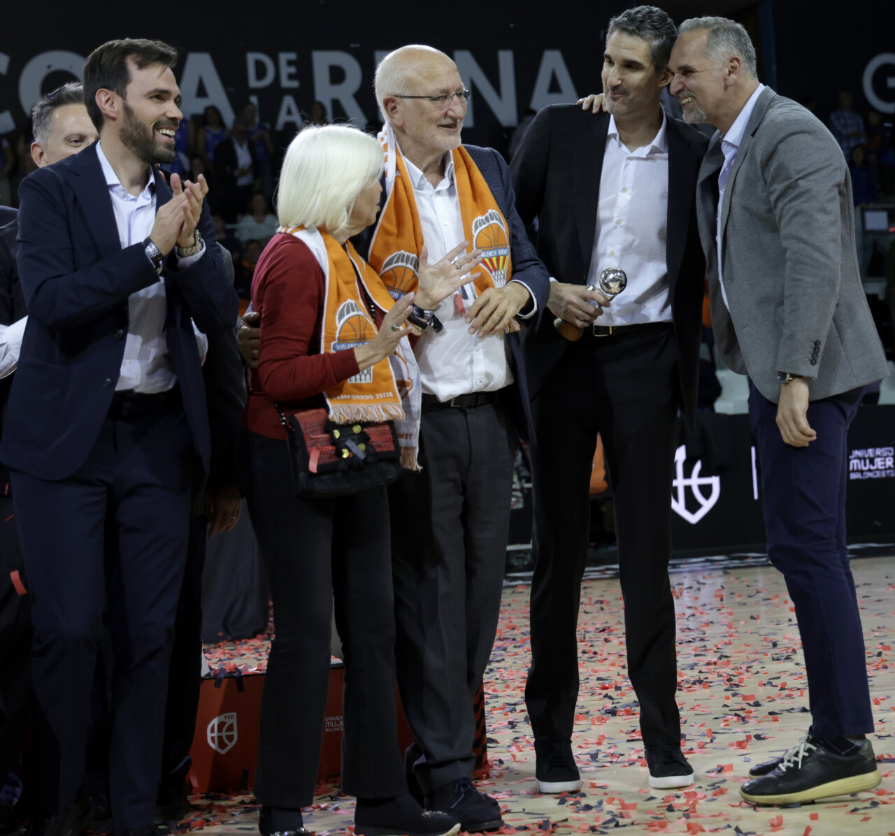 Celebración del equipo Valencia Basket femenino tras ganar la Copa de la Reina 2026