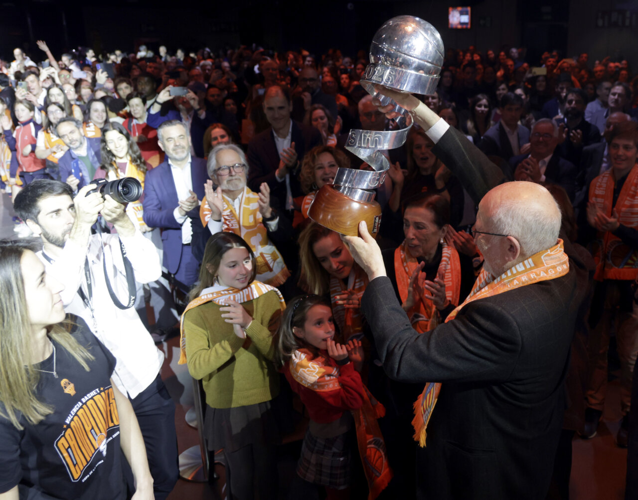 Celebración del Valencia Basket con el trofeo de la Copa de la Reina 2026