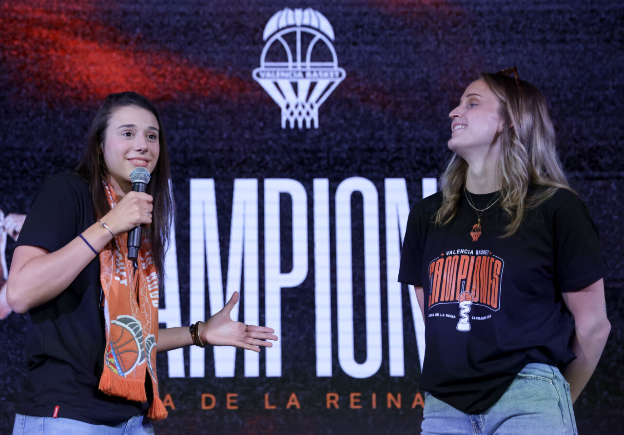 Jugadoras de Valencia Basket celebrando su victoria en la Copa de la Reina