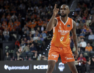 Jugador de Valencia Basket señalando durante un partido en el Roig Arena